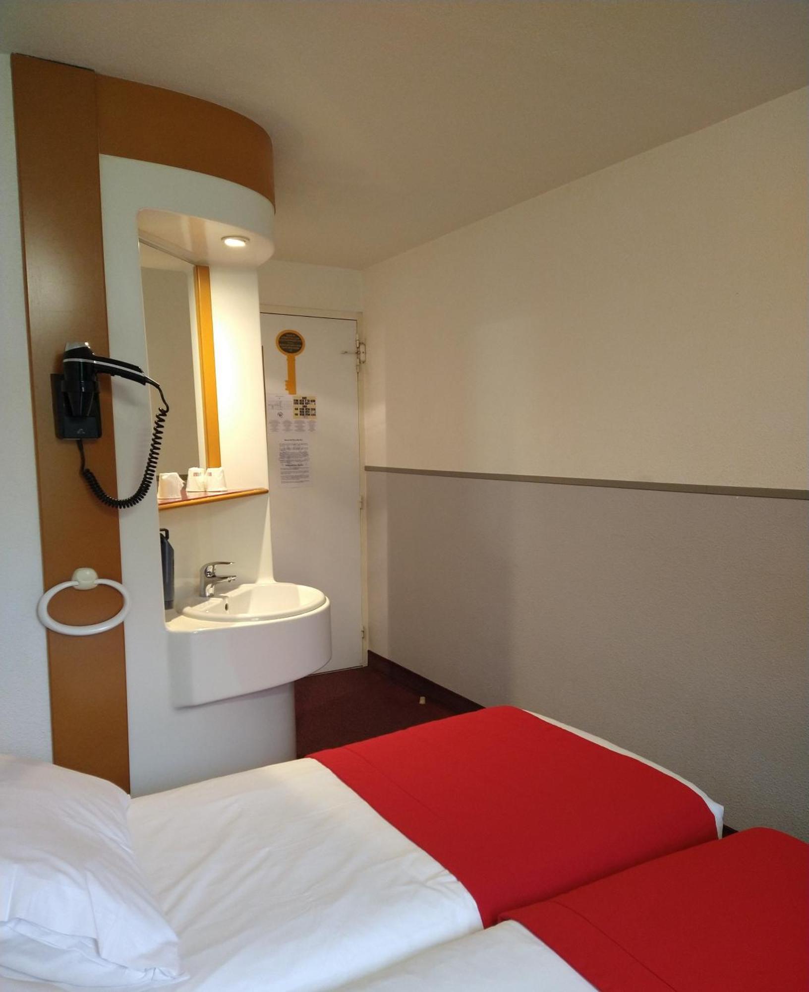 Quick Palace Le Mans Saint Saturnin Bagian luar foto