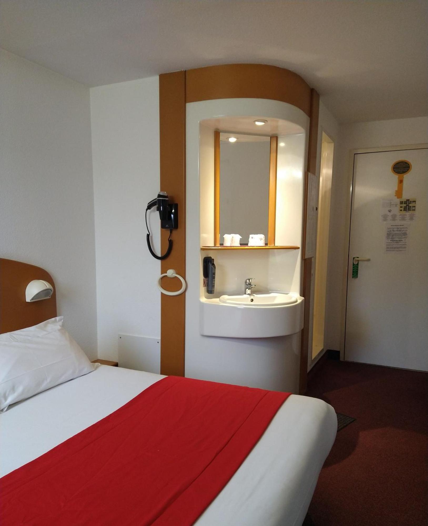 Quick Palace Le Mans Saint Saturnin Bagian luar foto